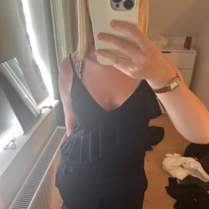 Topp - Säljer denna svarta topp med volang i storlek S. Oanvänd och i bra skick!❤️ 