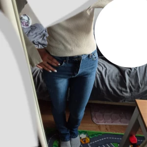 Blåa bootcut jeans - Säljer ett par klassiska blåa utsvängda jeans från Gina Tricot i storlek 36. Jeansen har normal passform, raka ben och femficksmodell. De är tillverkade i jeansmaterial med snygga kontrastsömmar och är högmidjade. Perfekta till vardagslooken!