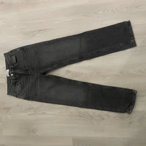 Svarta raka jeans  - Snygga svarta jeans från Aware med rak passform och klassisk femficksdesign. Jeansen har normal midja och är tillverkade i mjukt denimtyg som ger en avslappnad vibe. Perfekta till sneakers eller boots.
