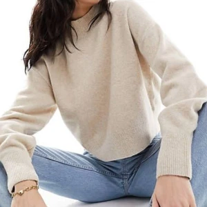 Beige stickad tröja med hög hals - jätte fin stickad tröja, den är använd och har där med blivit lite nopprig. Inga hål osv. 