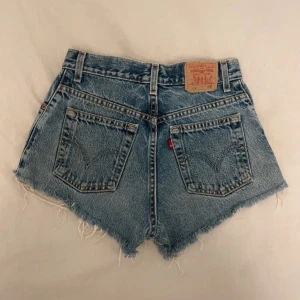 Levi's 550 jeansshorts med fransig kant - Klassiska blå jeansshorts från Levi's 550 Classic. Köpta på Vinted men var för små därav säljer jag av dem 🥰