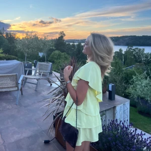 Gul Zara klänning volang  - Säljer nu denna fina klänning från Zara, storlek S, gul med volang ☀️
