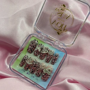 CherrySavage (S);Medium Square - Snygga y2k gelé lösnaglar i rosa med svart leopardmönster och stora silvriga 3D-dekorationer som stjärnor, körsbär, rosetter och planeter. Naglarna är fyrkantiga och kommer i  storlek S: 15 mm, 11,5 mm, 12 mm, 11 mm, 9 mm. Perfekt för dig som vill sticka ut med coola detaljer.