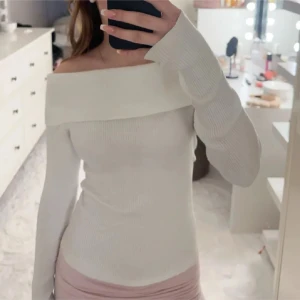 Vit offshoulder tröja - Superfin ribbad långärmad tröja från BikBok☺️