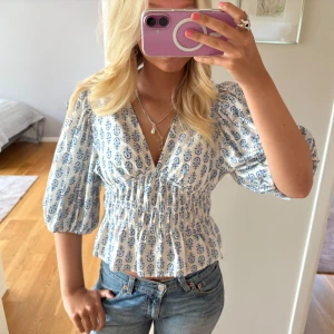 Fin blus - Super söt blus från HM, slutsåld/säljs inte längre💞