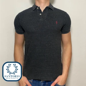 Ralph Lauren Piké | Svart - Stilren Ralph Lauren piké i 8/10 skick!  Han på bilden är ca. 175cm lång (passar dig som har S) Nypris: ca. 1200kr Skriv vid frågor eller funderingar🙌