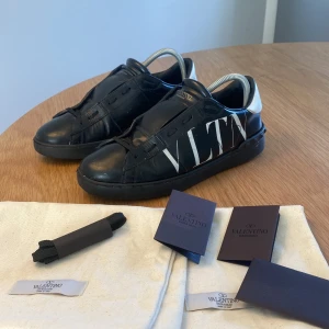 Valentino skor - Svarta Valentinos i okej skick, väl använda men har mycket kvar att ge🙌🏼| Storlek: 41 passar 42 | Og: Dustbags, kort och ett extra snöre👊🏼| Vid frågor eller pris diskussion är det bara att skriva ✍🏼 | Frakt inom 48h📦 