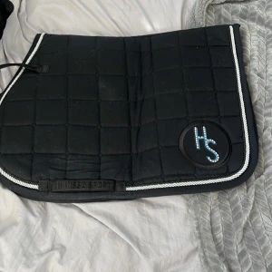 Hansposport schabrak  - Super fint schabrak från Hansbosport. Fint skick men användt flertal gånger. Storlek ponny men passar även om man har storlek cob. Ordenarie pris 600