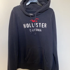 Hollister hoodie - Säljer en hollister hoodie som är mörkblå! Storleken är M men den sitter som XS/S! Har använt den ett antal gånger men säljer den vidare❤️