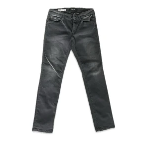 Replay svarta jeans W31 L28 - Snygga svarta Replay jeans, modell Newluz med raka ben. Midjemått: 36, Innerbenslängd: 69, midjehöjd: 21. Se min profil för fler jeans🤩