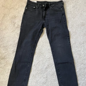 Svarta straight jeans - Svarta jeans från H&M i straight modell med regular fit. Klassisk femficksdesign och normal passform. 
