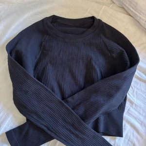 Träningströja från soc  - Aldrig använd! Tajt i modellen och även lite croppad 