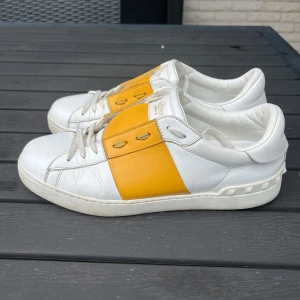 Valentino open skor - Valentino open skor gul stripe, bra skick men lite smutsiga, endast skorna ingår, Eu 41,5.