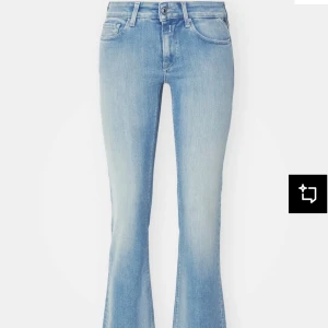 bootcut lowwaist jeans från replay  - så fina jeans från replay, säljer då dom är lite för stora 💕 köpta på jeans bolaget i Västerås för 1300, använd ca 3-4 gånger. Inga tecken på användning.