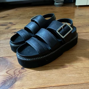 chunky sandaler från Clarks  - såå sjukt snygg sandaler från Clarks med breda remmar i äkta skinn vilket är skönt gå i, silverfärgat spänne och lite platå. har själv aldrig använt dom, vart fel storlek så har dom bara stått i garderoben. en aning dammiga men de e såklart enkelt borsta bort och mer en vad jag gjort nu. perfekta i sommar ju! 