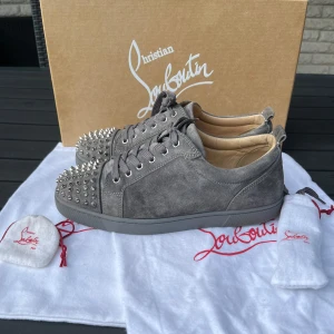Christian louboutin gråa/silver nitar  - Christian Louboutin skor i använt skick, 2 nitar saknas men du får men 2 extra, allt på bilden ingår, Eu 42. 