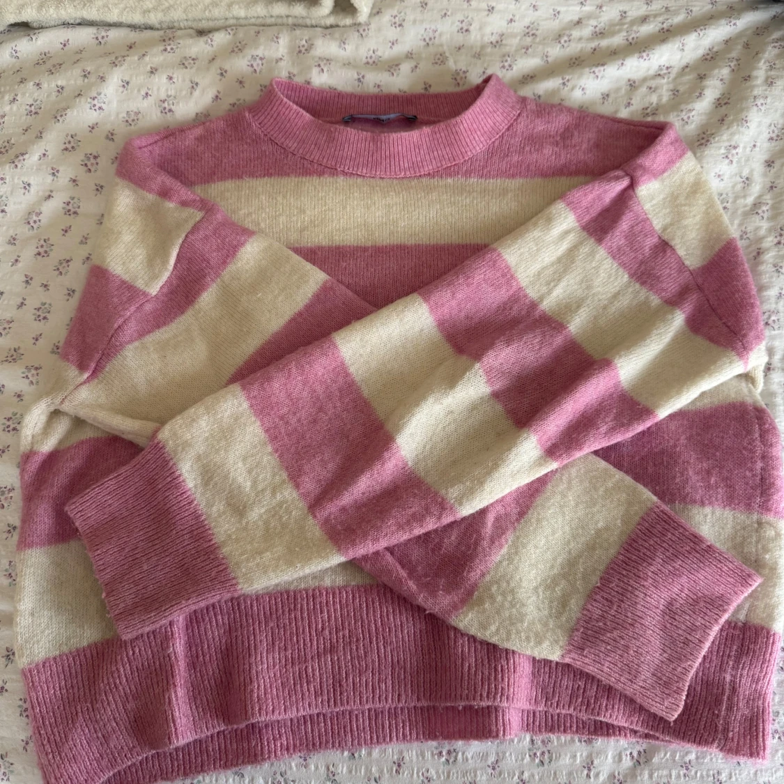 Rosa och vit randig stickad tröja - 2