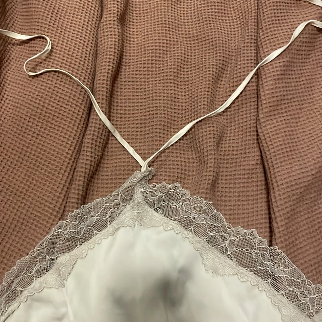 Vit satin tubtopp med spetsdetaljer - 1