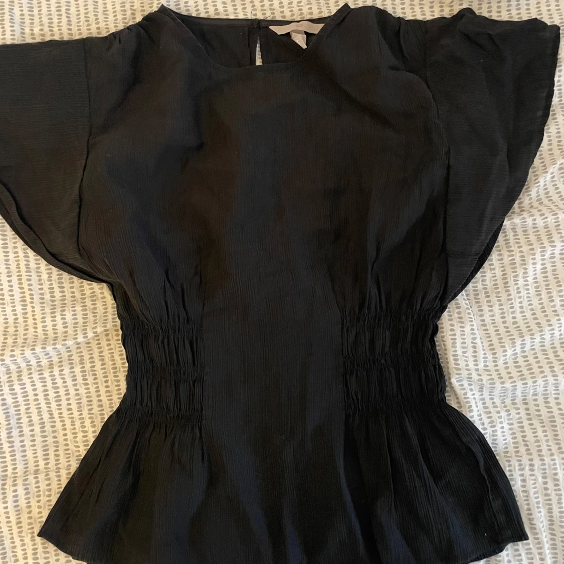 Svart blus med volangärm från H&M - 1