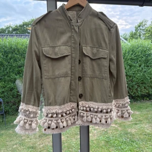 Olivgrön vårjacka från Zara - Snygg olivgrön tunn jacka från Zara som är extremt populär. Inga defekter på den i storlek S. Om några frågor eller fler bilder skriva privat!💕 pris kan diskuteras!