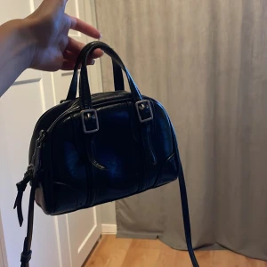 liten väska - liten väska från zara i bra skick!