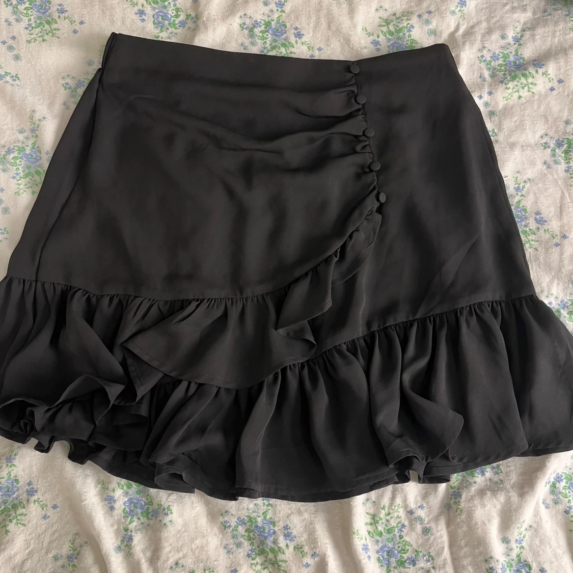 Svart volangkjol från Gina Tricot - 3