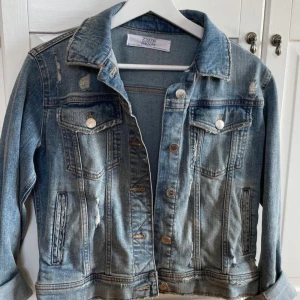 Jeansjacka - Fin jeansjacka från Zara som inte kommer till användning