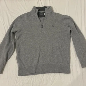 Polo Ralph lauren Zip - Ralph lauren halfzip En grå Ralph lauren Half zip köpt i spanien 10/10 skick Storlek S men skulle säga att den passa XS mer Nypris 1900. 