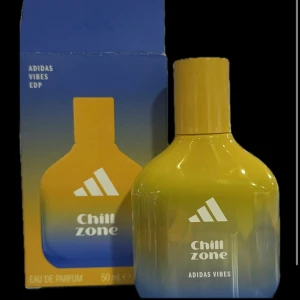 Chill Zone Adidas Vibes Eau de Parfum - Fräsch parfym från Adidas i flaskdesign med gul och blå färgton. Chill Zone Adidas Vibes EDP har en modern look och levereras i en matchande förpackning. Flaskan rymmer 50 ml och passar dig som gillar sportiga och energiska dofter.