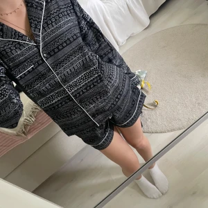 Jättemysig pyjamas från Monki - Super skön och luftig att sova i, säljer på grund av att den är för stor för mig. Därför är den näst intill oanvänd. Storlek S på både tröjan och shortsen. 🌼