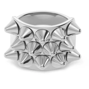 Silverfärgad ring med nitar - Cool och edgy ring i silverfärgad metall med stora, spetsiga nitar runt hela ringen. Skulle även kunna tänka mig att byta till guld. Stl S