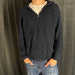 Mörkblå stickad hoodie från Pepe Jeans - Säljer en mörkblå stickad hoodie från Pepe Jeans med halv dragkedja framtill. Tröjan har långa ärmar, ribbade muddar och en luva. Perfekt för kyliga dagar och enkel att matcha med jeans. Skick 9/10✅ Pris kan diskuteras vid snabb affär💸