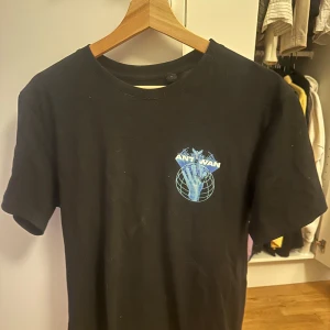 Antwan tshirt merch globen - Säljer antwan merch från globen spelning, OBS den är inte skitig, deg är bara hundpäls på tröjan som gör att den ser skitig ut. tas självklart bort