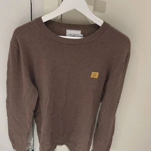 Brun tröja från Les Deux - Säljer en brun tröja från Les Deux för att den är för stor. Den är inte använd och har inga hål