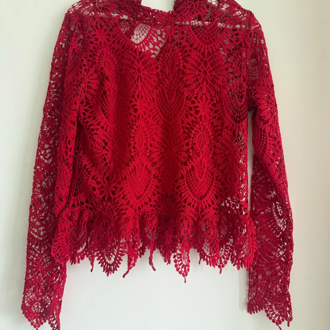 Röd spetsblus med lång ärm