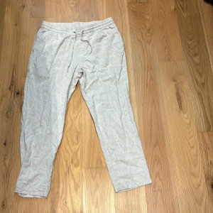Beiga linnebyxor  - Säljer ett par ljusbeiga linnebyxor från zara i storlek L men passar bättre en medium , har avslappnad passform. Byxorna har raka ben och resår bak . Perfekta för varma dagar och en chill stil. 