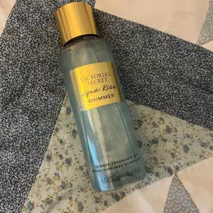 Säljer min Victoria Secret Aqua Kiss Shimmer Body Mist så den inte kommer till användning. Den är knappt använd och nästan all body list är kvar (se bild 2). Kontakta mig för eventuella frågor. 💗Köpt för 280kr i Paris. 