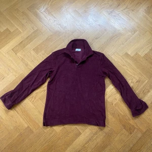 Frotté Piké Från These Glory Days - En riktigt snygg frotté piké ifrån märket These Glory Days. Passar perfekt nu till sommaren. Priset är inte hugget i sten så kom med bud🙌 