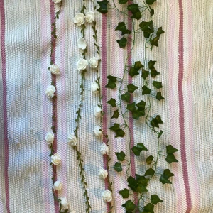 Dekorations slingor  - dekorations slingor, växtblad och rosor! 🌸 Slingan med växtblad är i mycket bra skick och har inga skavanker eller defekter. Slingorna mer rosor är uppdelade i tre och vissa rosor saknas, men är fortfarande mycket fin. Kan sälja enskilt🤗 