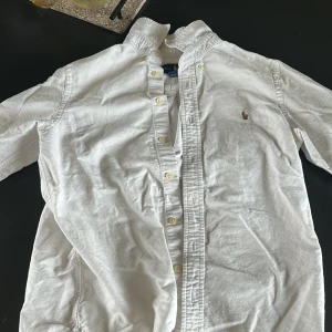 Vit skjorta från Ralph Lauren - Klassisk vit skjorta från Ralph Lauren med knappar framtill / Inga skador och riktigt bra skick 