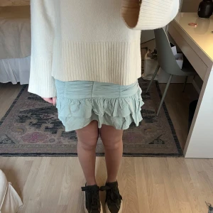 Ljusgrön volangkjol  - Supersöt ljusgrön kjol med volanger från Zara. Kjolen har en kort passform och är sydd i ett mjukt bomullstyg. Perfekt för dig som gillar en feminin och trendig stil med extra volym nertill.💚