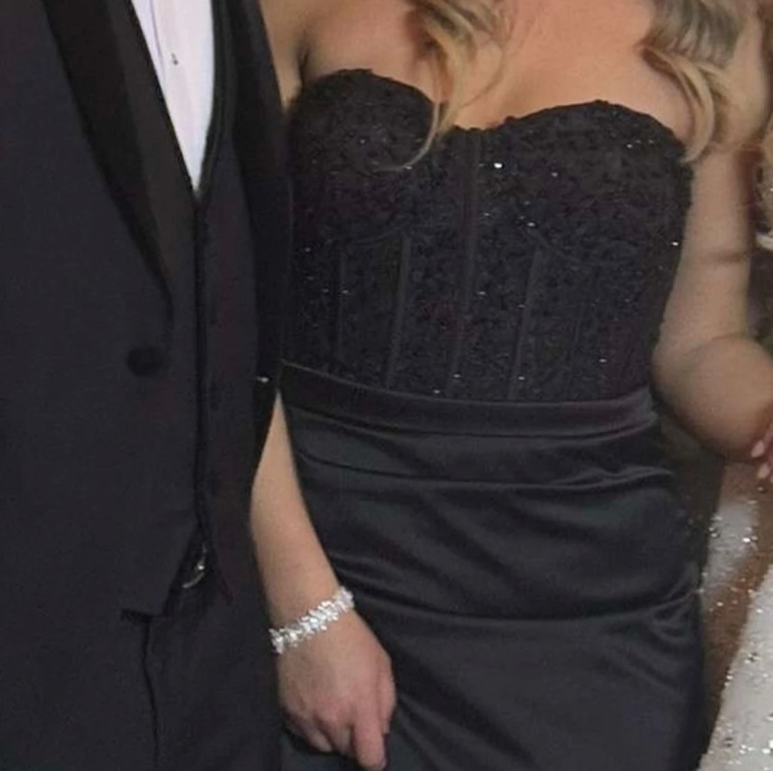 Svart offshoulder långklänning med pärldetaljer - 1