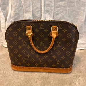 Louis Vuitton handväska   - Jättefin Louis Vuitton väska i modellen Alma. Skriv för frågor, äkthetsbevis etc😇