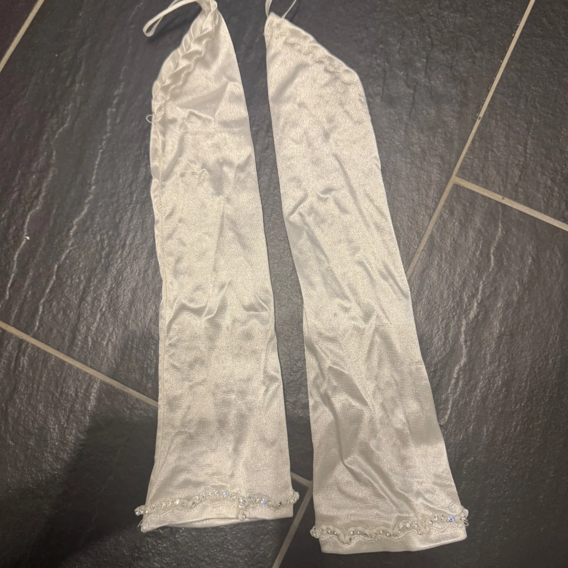 Vit långklänning med spets och pärlor - 4