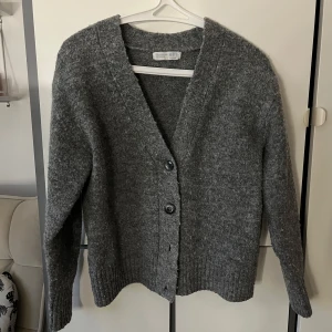 Grå stickad cardigan  - Stickad cardigan, lite nopprig men annars okej skick! Passar xs. 