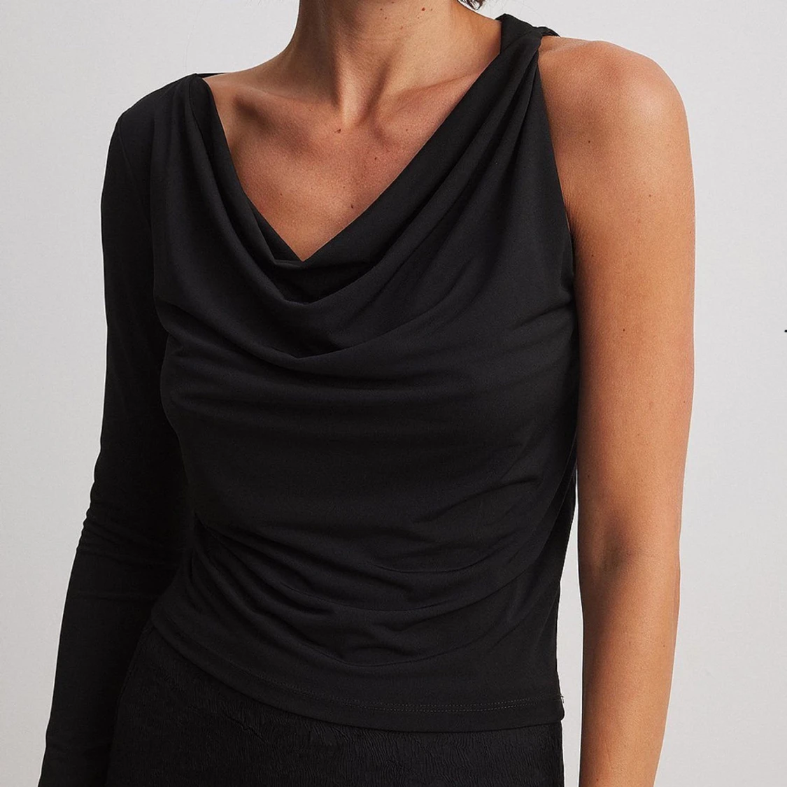 Svart oneshoulder topp från NA-KD