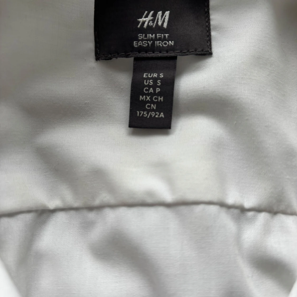 Mörkblå kavaj och vit skjorta från H&M - 3