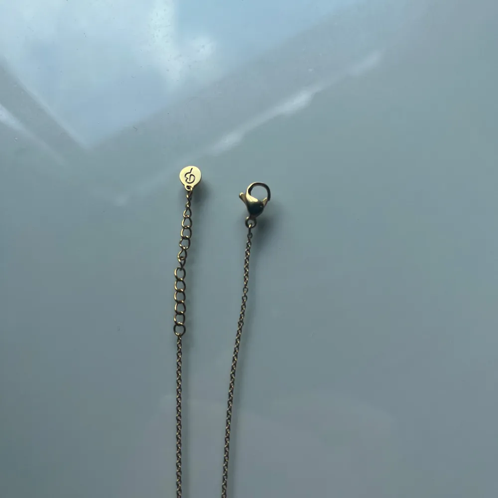 Säljer ett fint halsband i 14K guldplätering med ett litet fjärilshänge. Kedjan är tunn och smidig, perfekt för att ge en söt detalj till din outfit. Lås med karbinhake och justerbar längd 42-45cm. Orginalpriset är 300kr. Orginallåda eller kvitto ingår inte då jag fick halsbandet i present.. Asusteet.