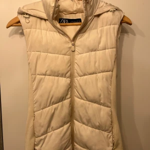 Väst - En beige väst