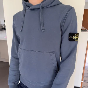 Stone Island hoodie - Säljer en blå hoodie från Stone Island. Köpt på Vestire, så de har garantera äkthet, köpt för för ca 1500 kr. Hoodien är i storlek small herr, men formen är hyfsat unisex och därav passar den tjejer med. Tröjan är i toppen skick. Det är bara att höra av sig vid frågor.